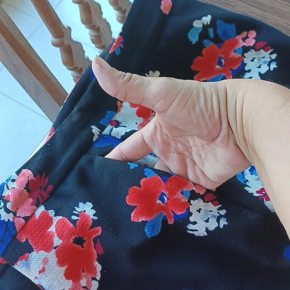Vince Camuto Red Blue Floral Skinny Black Pants, front pockets, Sz 8